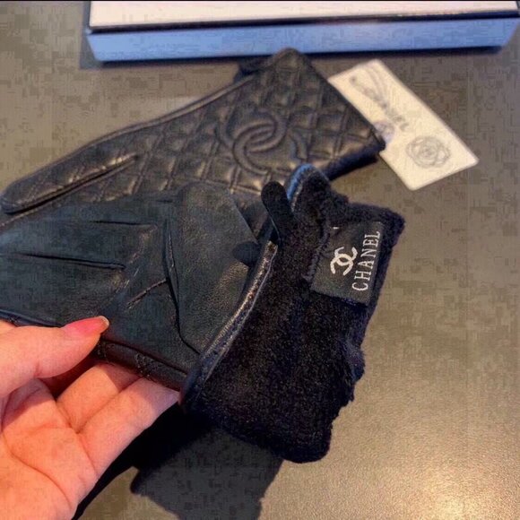 CHANEL Lattice Touchscreen Women's Gloves - Picture 5 of 8